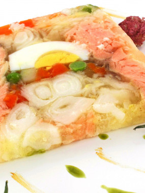 Terrine aux trois poissons et sa garniture