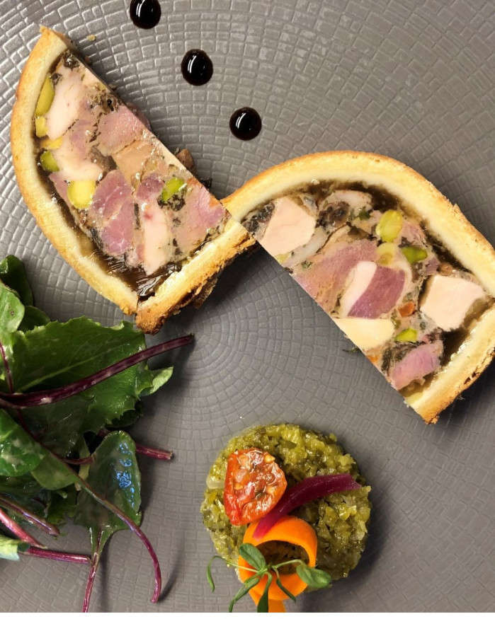 Notre pâté en croûte aux 7 viandes, ses pépites de foie gras et morilles sauvages, son chutney d'oignons rouges 