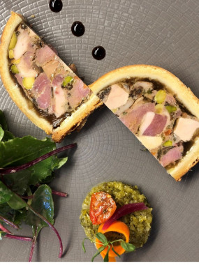 Notre pâté en croûte aux 7 viandes, ses pépites de foie gras et morilles sauvages, son chutney d'oignons rouges 