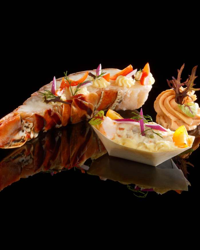 Demi queue de langouste, sa macédoine fraîche acidulée aux fines herbes et son sabayon de homard