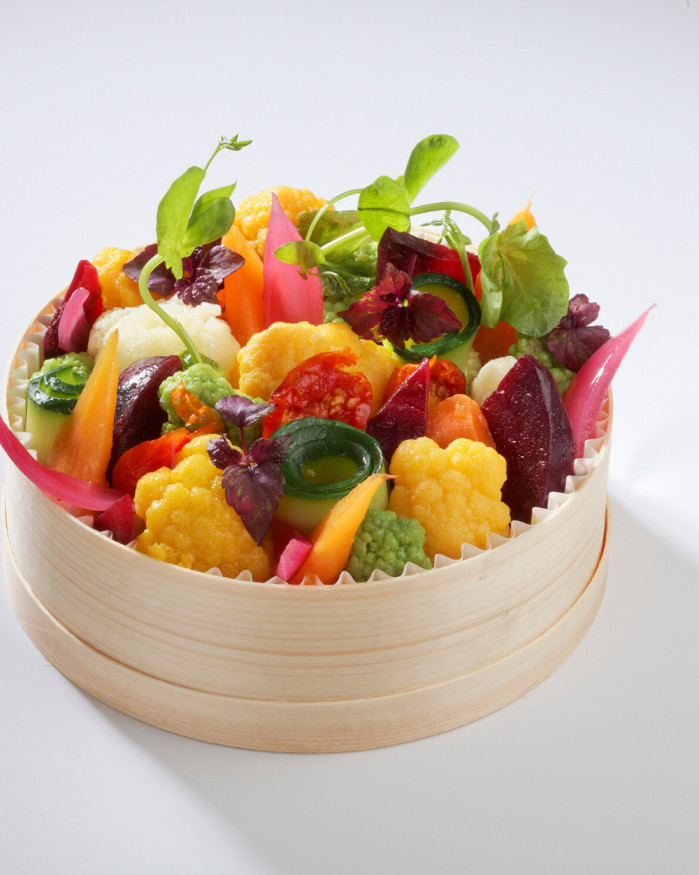 Boîte chaude de quinoa, mousseline de carottes aux herbes fraîches et éclats de légumes