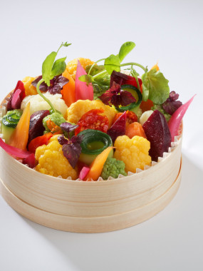 Boîte chaude de quinoa, mousseline de carottes aux herbes fraîches et éclats de légumes