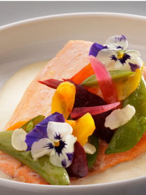 Omble chevalier fondant, velouté yuzu Macvin