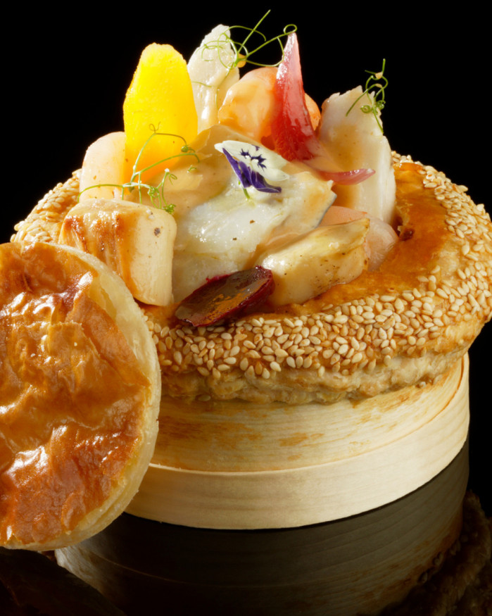 Marmite du pêcheur lutée, sauce champagne (lotte, sandre, gambas, quenelle de brochet, Saint-Jacques) 