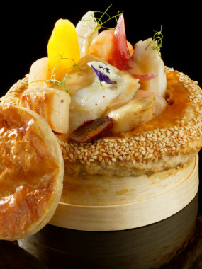 Marmite du pêcheur lutée, sauce champagne (lotte, sandre, gambas, quenelle de brochet, Saint-Jacques) 