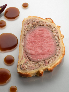 Filet de bœuf Wellington en croûte, sauce porto (à cuire par vos soins) (minimum 5 personnes)