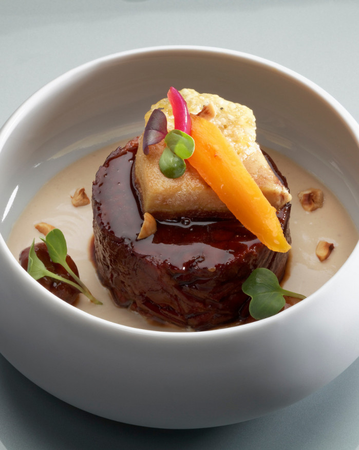 Paleron de bœuf confit, cœur fondant aux champignons des bois, sauce miroir