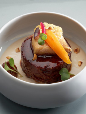 Paleron de bœuf confit, cœur fondant aux champignons des bois, sauce miroir