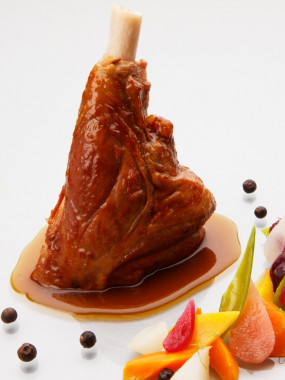 Souris d'agneau confite au miel et baies de genièvre