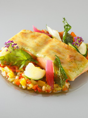 Pavé de saumon en croûte de parmesan et basilic, sa vierge provençale