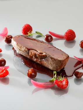 Filet de canard juste température, sa sauce framboises et griottines
