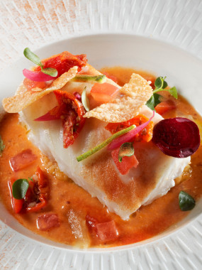 Dos de flétan, son écume de tomate et piment d'Espelette