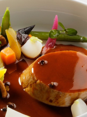 Noix de veau fondante, son jus réduit au miel et romarin