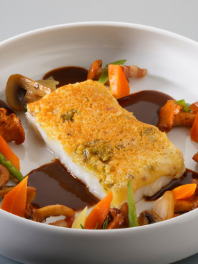 Dos de cabillaud façon mendiant, sauce lie de vin