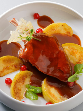 Carré de chevreuil, sauce groseille et pomme rôtie (minimum 2 personnes)