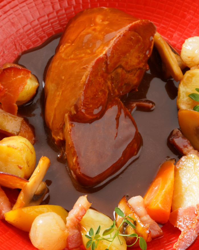 Civet de lièvre à l'ancienne, sauce poivrade