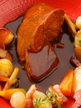 Civet de lièvre à l'ancienne, sauce poivrade