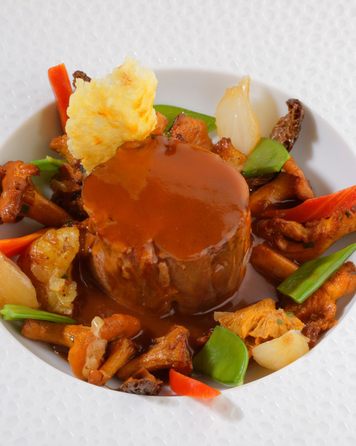 Epaule d'agneau fondante aux girolles et échalotes confites