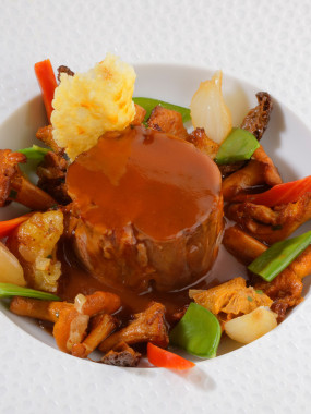 Epaule d'agneau fondante aux girolles et échalotes confites