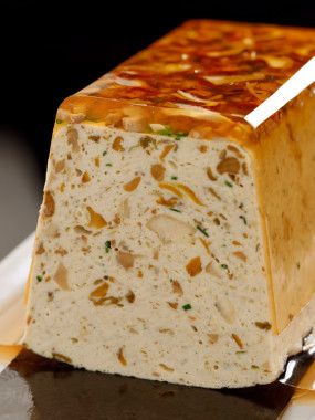 Terrine de volaille et champignons des bois aux aromates