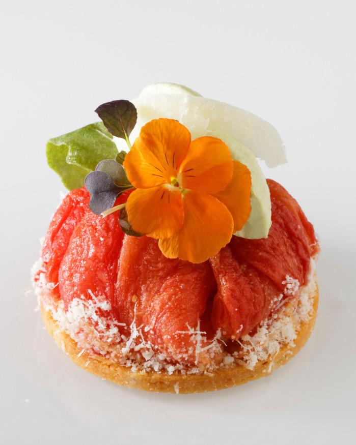 Sablé purement tomate, espuma basilic et tomate confite