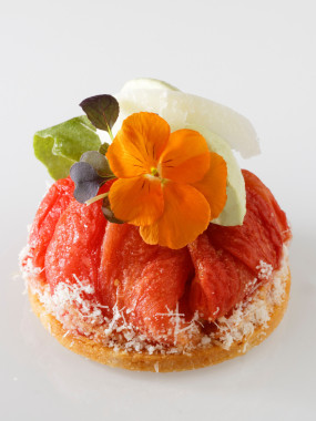 Sablé purement tomate, espuma basilic et tomate confite