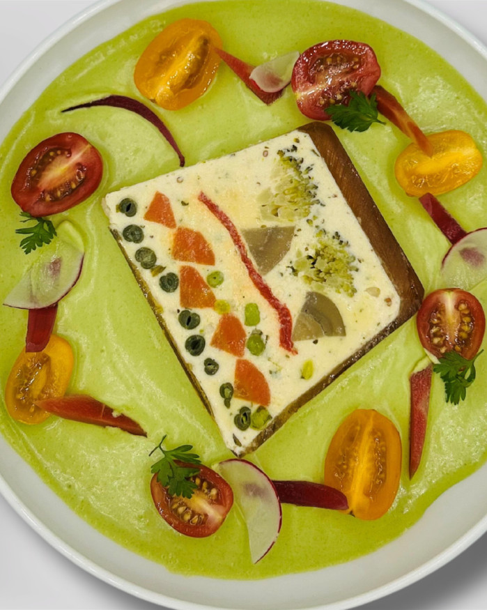 Terrine du potager à l'ancienne, graine de moutarde sur son coulis d'herbes fraîches