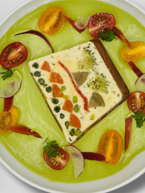 Terrine du potager à l'ancienne, graine de moutarde sur son coulis d'herbes fraîches