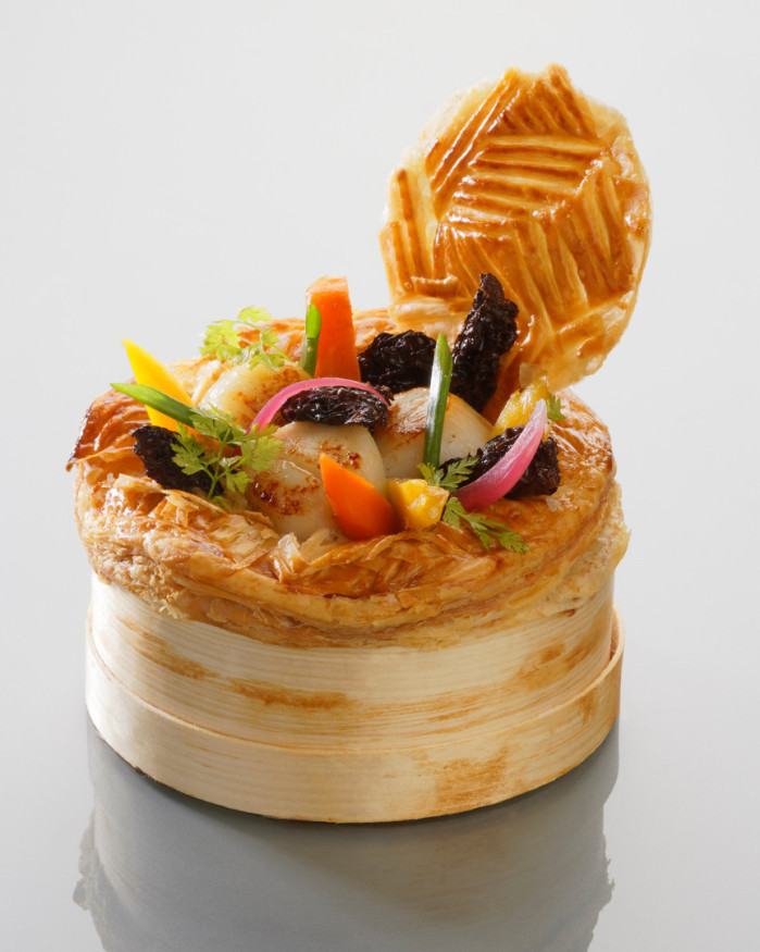 Surprise de Saint-Jacques, éclats de morilles sauvages et vin jaune