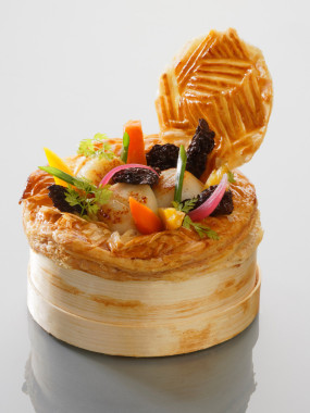 Surprise de Saint-Jacques, éclats de morilles sauvages et vin jaune