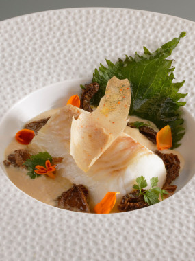 Dos de cabillaud fondant en deux cuissons, velouté de vin jaune et morilles sauvages contisées
