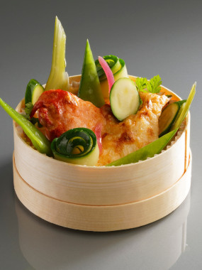 Surprise de homard et langouste, caponata de légumes et sa sauce Thermidor