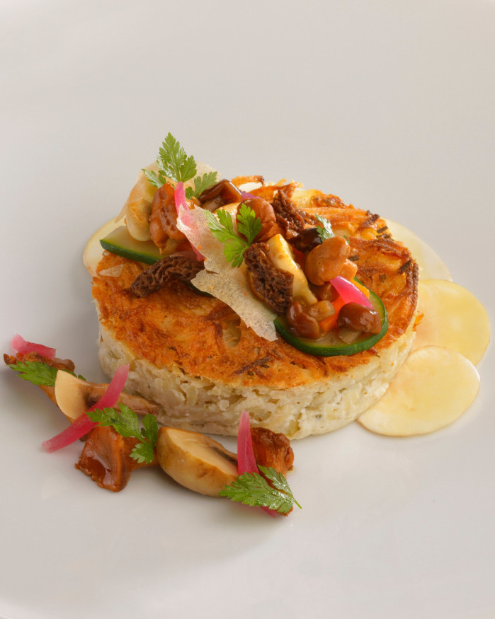 Tatin de pomme paille aux fines herbes et champignons des bois