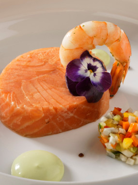 Cœur de saumon juste confit, légèrement fumé, crème de wasabi et brunoise de légumes marinés
