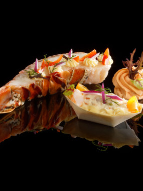 Demi queue de langouste, sa macédoine fraîche acidulée aux fines herbes et son sabayon de homard