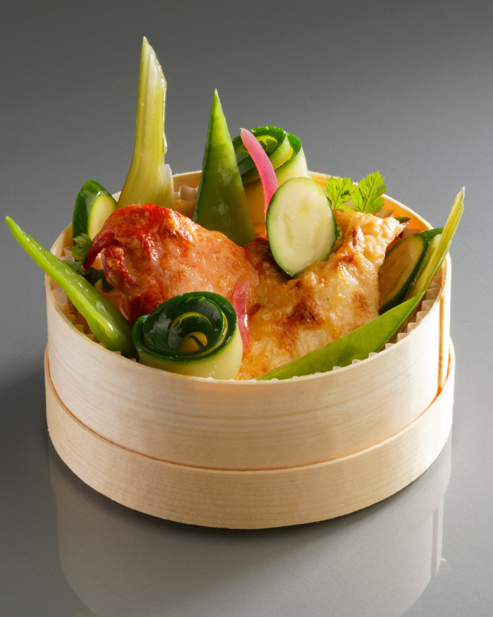 Surprise de homard et langouste, caponata de légumes et sa sauce Thermidor
