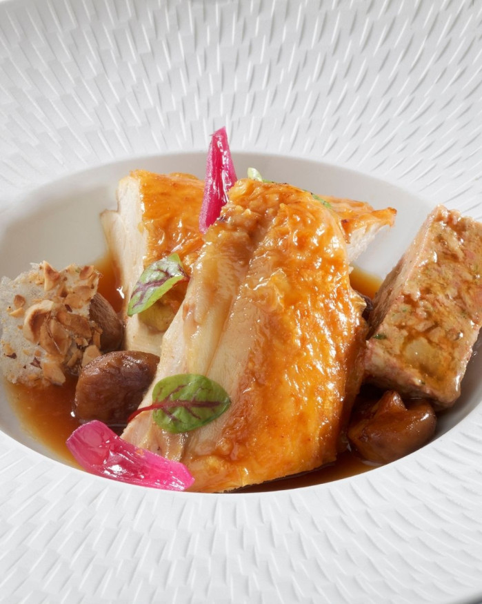 Chapon farci cuit en deux cuissons accompagné de ses marrons et son jus de braisage