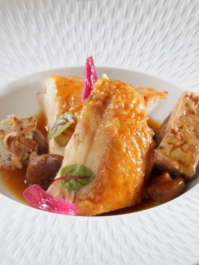 Chapon farci cuit en deux cuissons accompagné de ses marrons et son jus de braisage