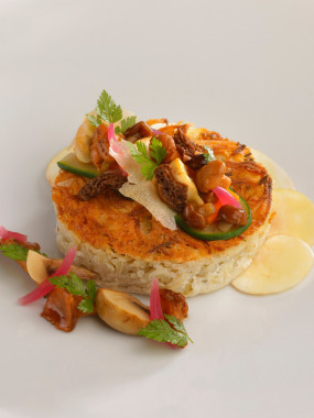 Tatin de pomme paille aux fines herbes et champignons des bois