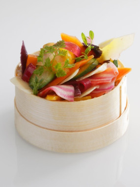 Farandole de légumes croquants sur son tian du potager de saison en boite individuelle