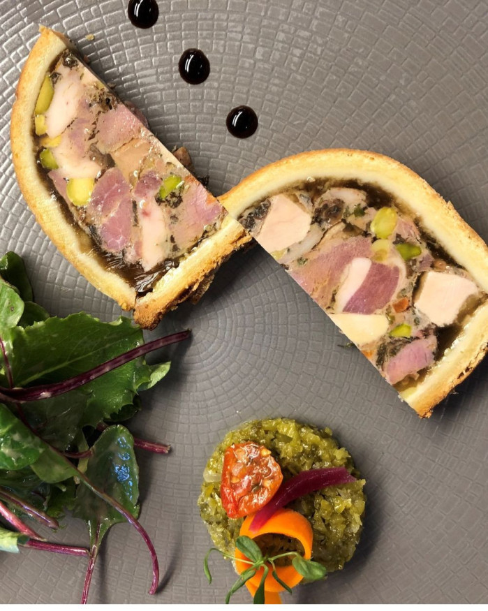 Notre pâté en croûte aux 7 viandes, ses pépites de foie gras et morilles sauvages, son chutney d'oignons rouges 