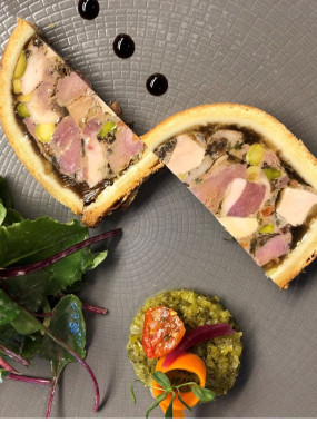 Notre pâté en croûte aux 7 viandes, ses pépites de foie gras et morilles sauvages, son chutney d'oignons rouges 