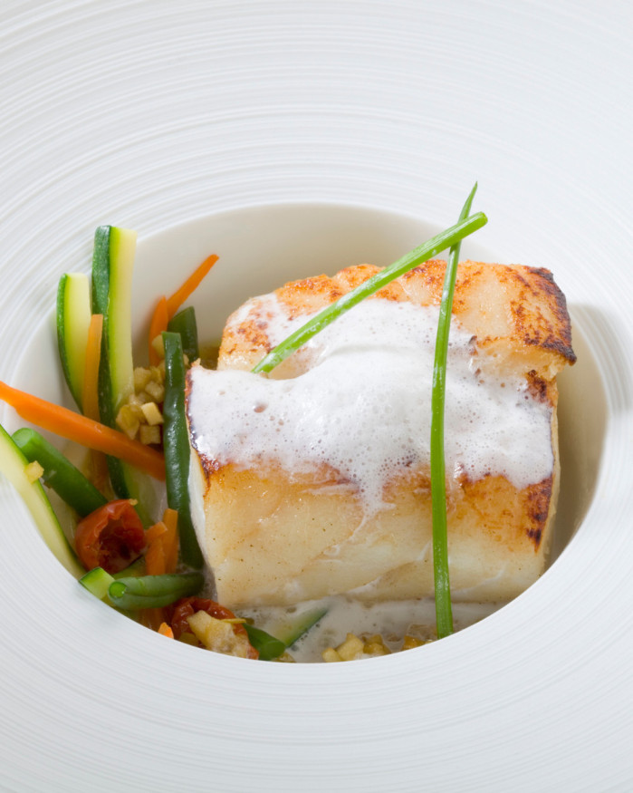 Dos de cabillaud émulsion de champagne et pétales de légumes 