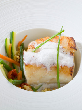Dos de cabillaud émulsion de champagne et pétales de légumes 