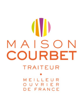Médaillon de saumon fondant, tuile de sésame wasabi et sa garniture