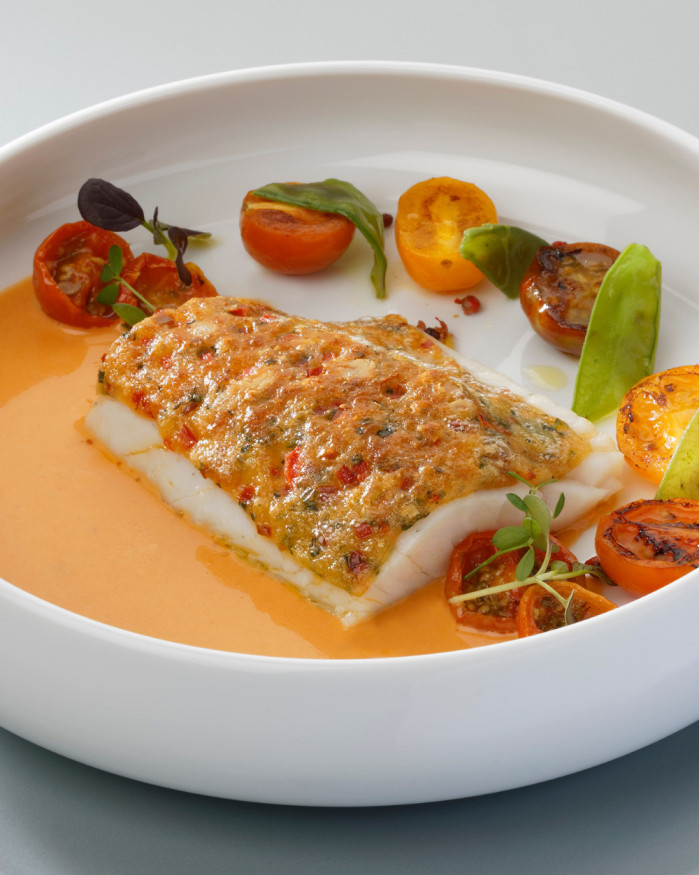 Dos de cabillaud en croûte de parmesan, pignons et tomates, sauce aurore aux baies