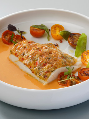 Dos de cabillaud en croûte de parmesan, pignons et tomates, sauce aurore aux baies