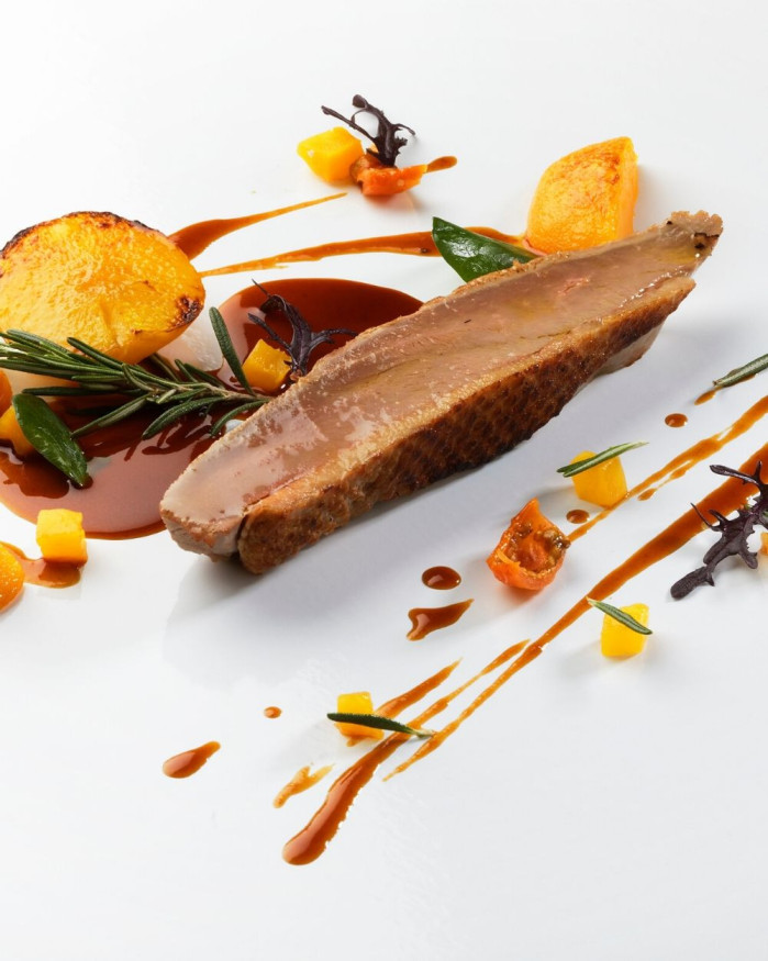 Filet de canard juste température, ses pêches rôties et son jus au romarin