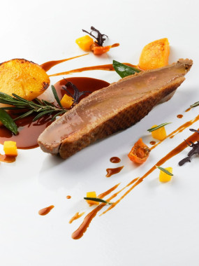 Filet de canard juste température, ses pêches rôties et son jus au romarin