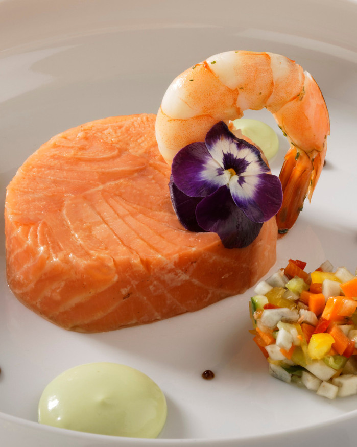 Médaillon de saumon fondant, tuile de sésame wasabi et sa garniture